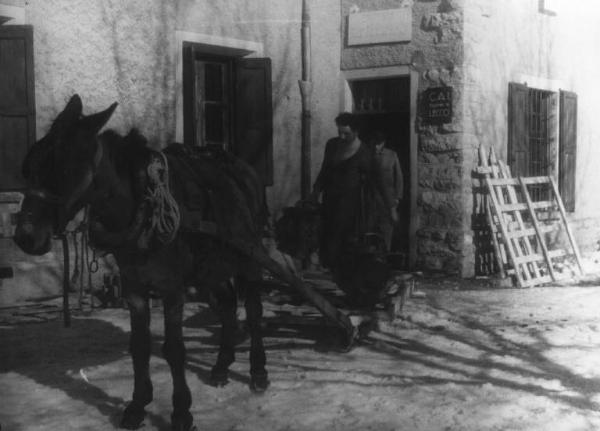 Scena del film "Giacomo l'idealista" - Regia Alberto Lattuada - 1943 - Due operatori caricano i fari su un carretto trainato da un asino