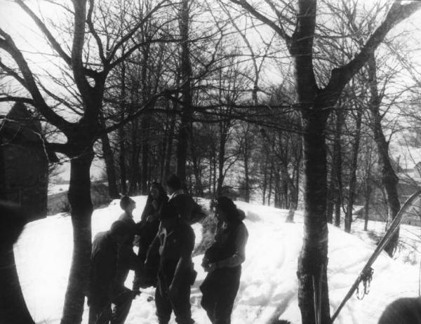 Set del film "Giacomo l'idealista" - Regia Alberto Lattuada - 1943 - Il regista Alberto Lattuada e l'attrice Marina Berti sulla neve in montagna con gli operatori della troupe