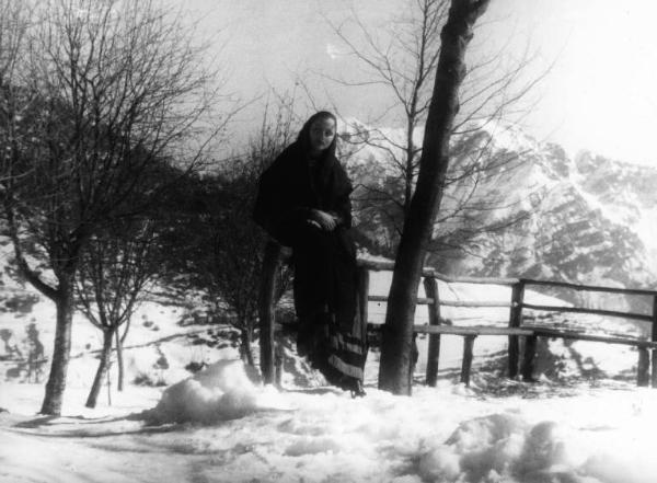 Scena del film "Giacomo l'idealista" - Regia Alberto Lattuada - 1943 - L'attrice Marina Berti sulla neve in montagna