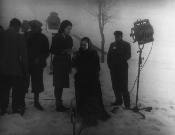 Scena del film "Giacomo l'idealista" - Regia Alberto Lattuada - 1943 - L'attrice Marina Berti sul set innevato tra gli operatori