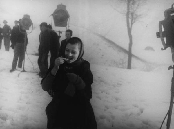 Scena del film "Giacomo l'idealista" - Regia Alberto Lattuada - 1943 - L'attrice Marina Berti sul set innevato tra gli operatori