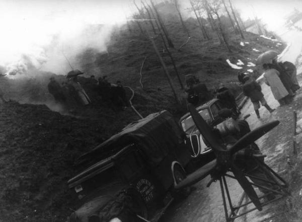 Scena del film "Giacomo l'idealista" - Regia Alberto Lattuada - 1943 - Gli operatori della troupe sul set su una strada di montagna