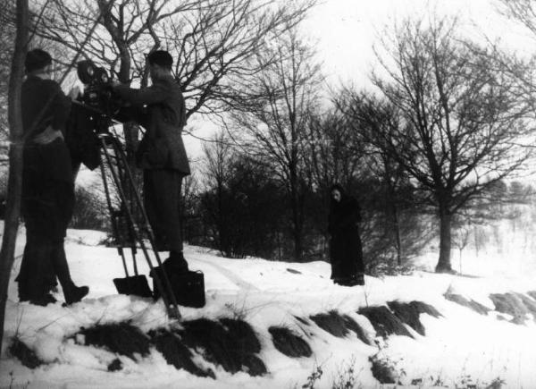 Scena del film "Giacomo l'idealista" - Regia Alberto Lattuada - 1943 - L'attrice Marina Berti sulla neve durante le riprese con due operatori