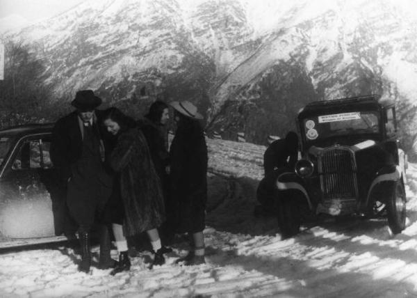 Scena del film "Giacomo l'idealista" - Regia Alberto Lattuada - 1943 - L'attrice Marina Berti con attori non identificati sulla neve accanto a una macchina