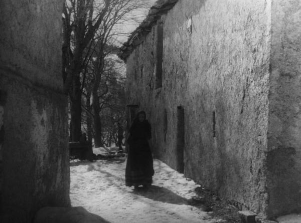 Scena del film "Giacomo l'idealista" - Regia Alberto Lattuada - 1943 - L'attrice Marina Berti in una stradina innevata di montagna