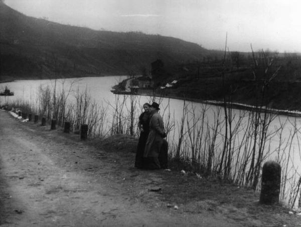 Scena del film "Giacomo l'idealista" - Regia Alberto Lattuada - 1943 - L'attrice Marina Berti al bordo di una strada con un attore non identificato