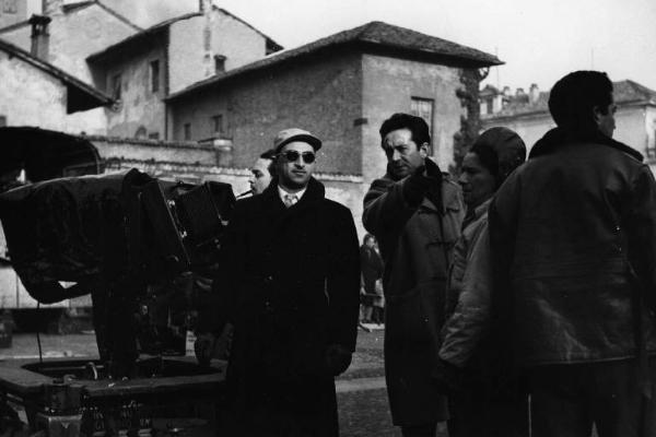 Set del film "Il cappotto" - Regia Alberto Lattuada - 1952 - Il regista Alberto Lattuada dietro la macchina da presa sul set con alcuni operatori