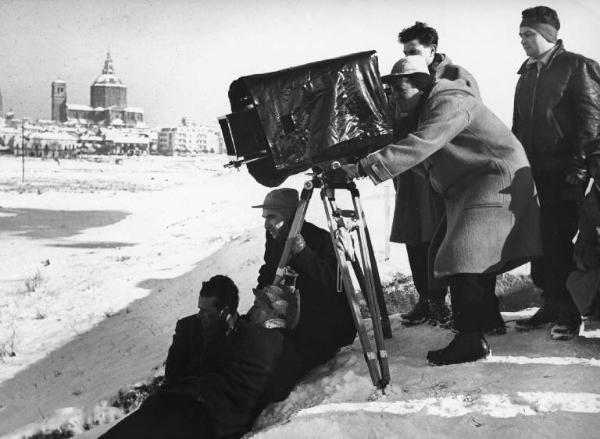 Set del film "Il cappotto" - Regia Alberto Lattuada - 1952 - Il regista Alberto Lattuada accanto alla macchina da presa con alcuni operatori della troupe