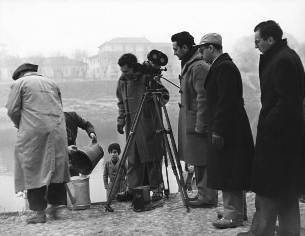 Set del film "Il cappotto" - Regia Alberto Lattuada - 1952 - Il regista Alberto Lattuada accanto alla macchina da presa con alcuni operatori della troupe