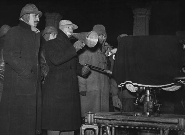 Set del film "Il cappotto" - Regia Alberto Lattuada - 1952 - Il regista Alberto Lattuada con un megafono dietro la macchina da presa con alcuni operatori della troupe