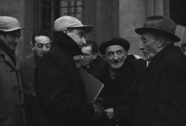 Set del film "Il cappotto" - Regia Alberto Lattuada - 1952 - Il regista Alberto Lattuada con attori non identificati