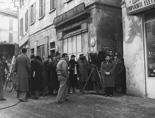 Set del film "Il cappotto" - Regia Alberto Lattuada - 1952 - L'attore Renato Rascel durante le riprese dle film assieme al regista Alberto Lattuada e gli operatori