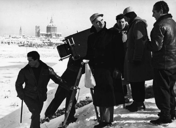 Set del film "Il cappotto" - Regia Alberto Lattuada - 1952 - Il regista Alberto Lattuada dietro la macchina da presa con un megafono con gli operatori