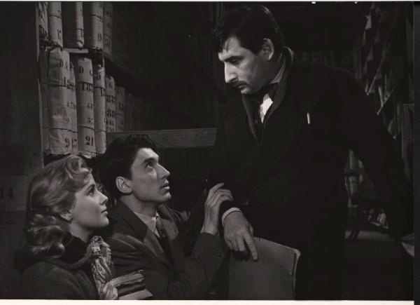 Scena del film "Il cappotto" - Regia Alberto Lattuada - 1952 - Gli attori Renato Rascel, Sandro Somarè e Antonella Lualdi