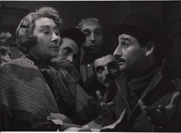 Scena del film "Il cappotto" - Regia Alberto Lattuada - 1952 - Gli attori Renato Rascel, Anna Carena, Gigi Bonos e tre attori non identificati