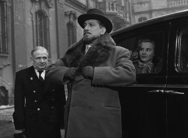 Scena del film "Il cappotto" - Regia Alberto Lattuada - 1952 - Gli attori Giulio Stival, Antonella Lualdi, in macchina, e un attore non identificato