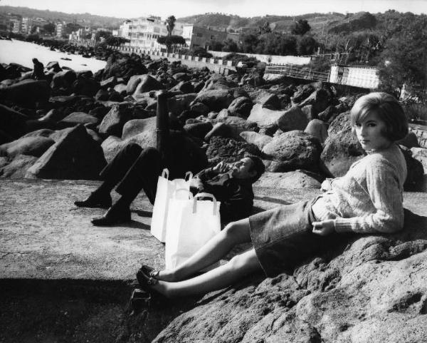 Scena del film "Don Giovanni in Sicilia" - Regia Alberto Lattuada - 1967 - Gli attori Lando Buzzanca e Katia Moguy sugli scogli