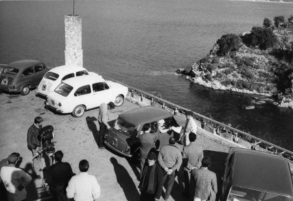 Set del film "Don Giovanni in Sicilia" - Regia Alberto Lattuada - 1967 - Il regista Alberto Lattuada sul set con l'attrice Katia Moguy, in automobile, e gli operatori