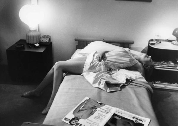 Scena del film "Don Giovanni in Sicilia" - Regia Alberto Lattuada - 1967 - L'attrice Ewa Aulin a letto