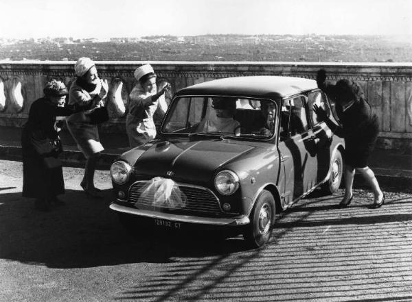 Scena del film "Don Giovanni in Sicilia" - Regia Alberto Lattuada - 1967 - Gli attori Lando Buzzanca e Katia Moguy sposi in automobile e quattro attrici non identificate