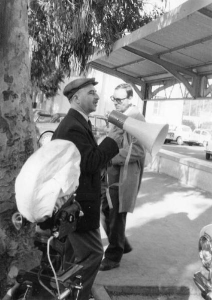 Set del film "Don Giovanni in Sicilia" - Regia Alberto Lattuada - 1967 - Il regista Alberto Lattuada davanti alla macchina da presa con un megafono in mano