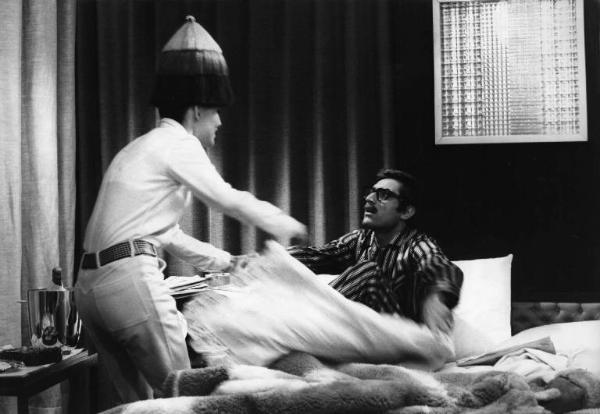 Scena del film "Don Giovanni in Sicilia" - Regia Alberto Lattuada - 1967 - Gli attori Lando Buzzanca e Katia Moguy a letto