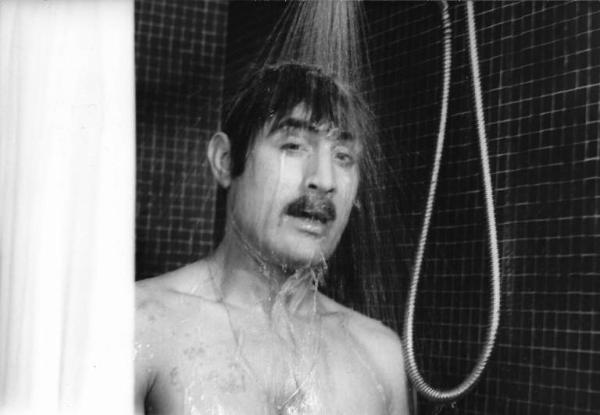 Scena del film "Don Giovanni in Sicilia" - Regia Alberto Lattuada - 1967 - L'attore Lando Buzzanca sotto la doccia
