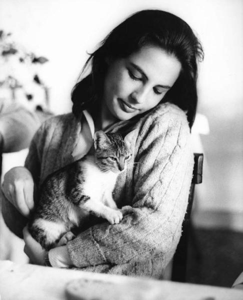 Scena del film "Don Giovanni in Sicilia" - Regia Alberto Lattuada - 1967 - L'attrice Katia Moguy con un gatto tra le braccia