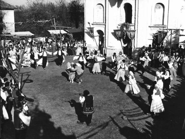 Scena del film "La steppa" - Regia Alberto Lattuada - 1962 - Festa e balli in piazza