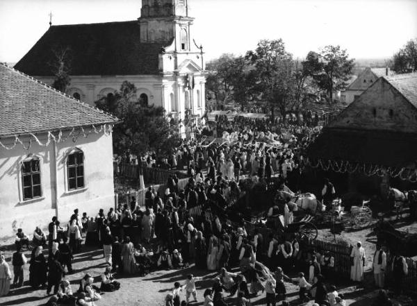 Scena del film "La steppa" - Regia Alberto Lattuada - 1962 - Festa e balli in piazza