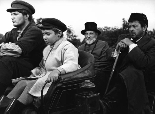 Scena del film "La steppa" - Regia Alberto Lattuada - 1962 - Gli attori Charles Vanel, Daniele Spallone, Pavle Vuisic e un attore non identificato in carrozza