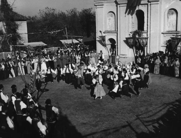 Scena del film "La steppa" - Regia Alberto Lattuada - 1962 - Festa e balli in piazza