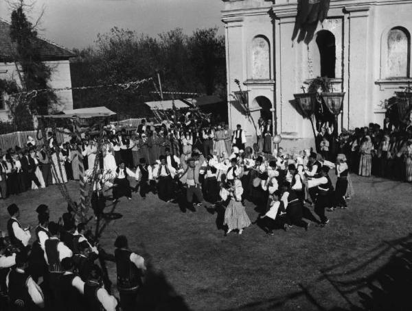 Scena del film "La steppa" - Regia Alberto Lattuada - 1962 - Festa e balli in piazza