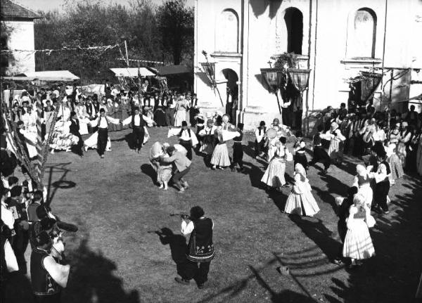 Scena del film "La steppa" - Regia Alberto Lattuada - 1962 - Festa e balli in piazza