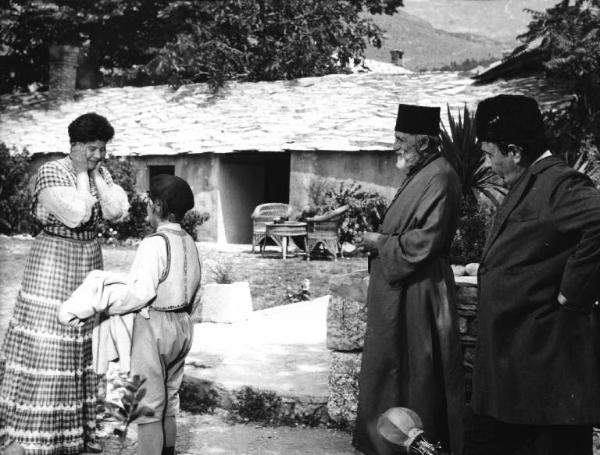 Scena del film "La steppa" - Regia Alberto Lattuada - 1962 - Gli attori Charles Vanel, Marianne Leibl, Daniele Spallone, di spalle, e un attore non identificato