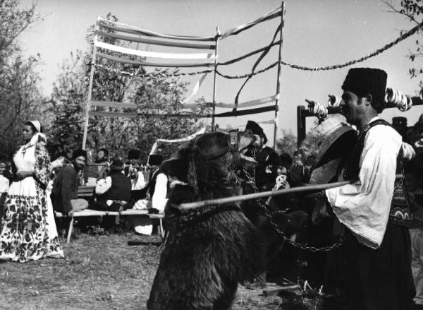 Scena del film "La steppa" - Regia Alberto Lattuada - 1962 - L'attrice Michele Bally tra un gruppo di attori non identificati