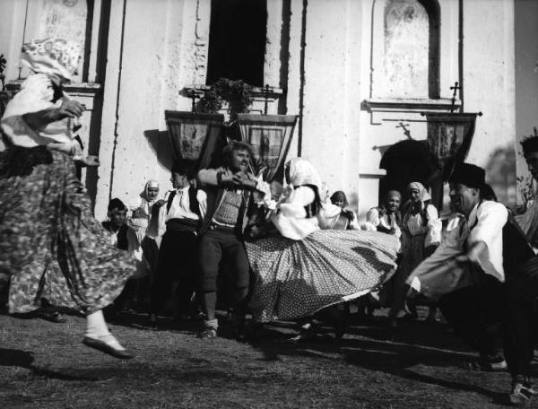 Scena del film "La steppa" - Regia Alberto Lattuada - 1962 - Festa e balli in piazza