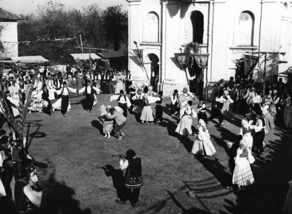 Scena del film "La steppa" - Regia Alberto Lattuada - 1962 - Festa e balli in piazza