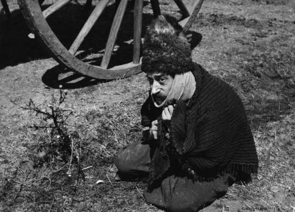 Scena del film "La steppa" - Regia Alberto Lattuada - 1962 - Un attore non identificato seduto sul prato