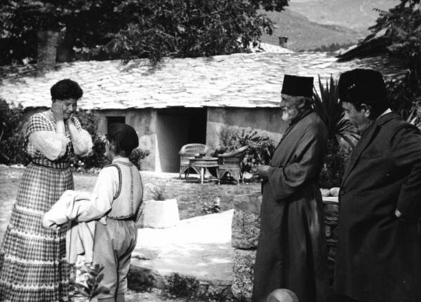 Scena del film "La steppa" - Regia Alberto Lattuada - 1962 - Gli attori Charles Vanel, Marianne Leibl, Daniele Spallone, di spalle, e un attore non identificato