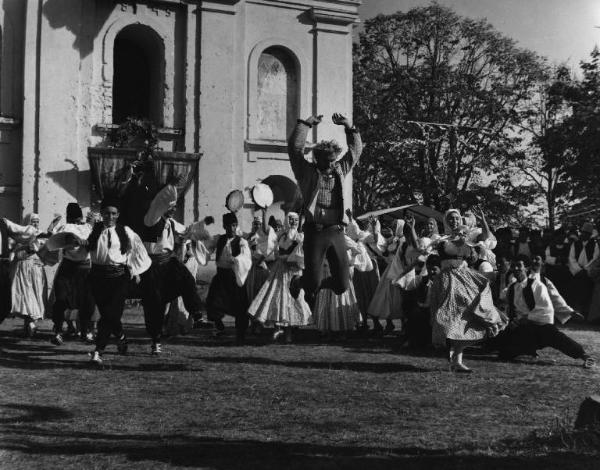 Scena del film "La steppa" - Regia Alberto Lattuada - 1962 - Festa e balli in piazza