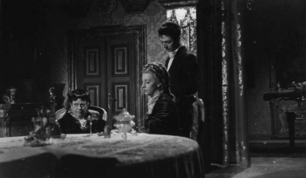 Scena del film "Giacomo l'idealista" - Regia Alberto Lattuada - 1943 - Tre attrici non identificate