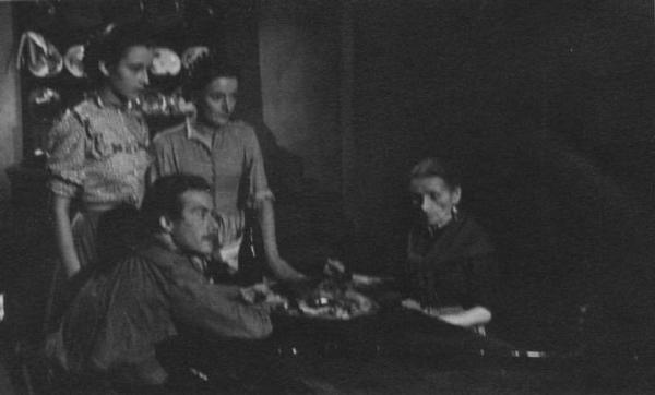 Scena del film "Giacomo l'idealista" - Regia Alberto Lattuada - 1943 - Gli attori Massimo Serato, Marina Berti e due attrici non dentificate