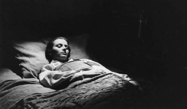 Scena del film "Giacomo l'idealista" - Regia Alberto Lattuada - 1943 - L'attrice Marina Berti a letto