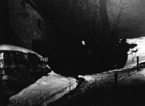 Scena del film "Giacomo l'idealista" - Regia Alberto Lattuada - 1943 - L'attrice Marina Berti in un sentiero innevato