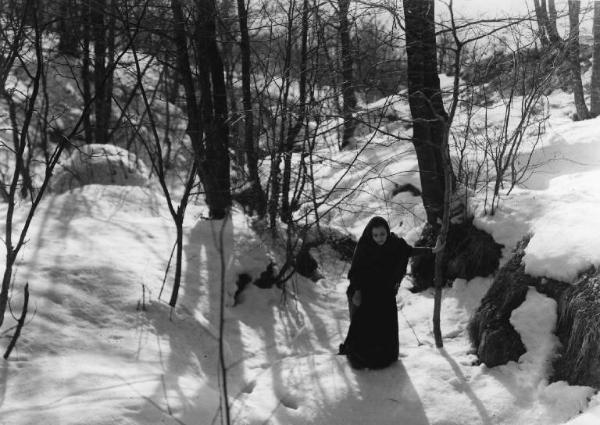 Scena del film "Giacomo l'idealista" - Regia Alberto Lattuada - 1943 - L'attrice Marina Berti in un sentiero innevato