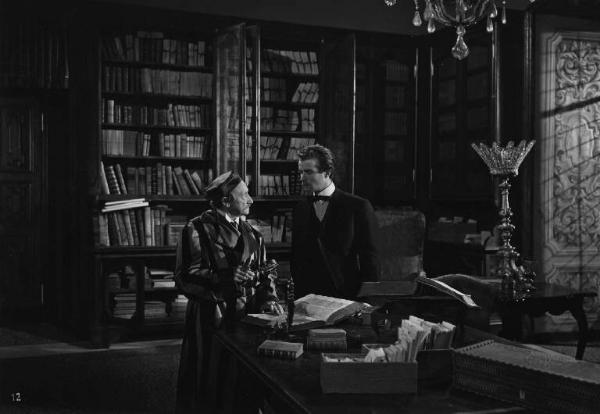 Scena del film "Giacomo l'idealista" - Regia Alberto Lattuada - 1943 - Gli attori Domenico Viglione Borghese e Massimo Serato in biblioteca