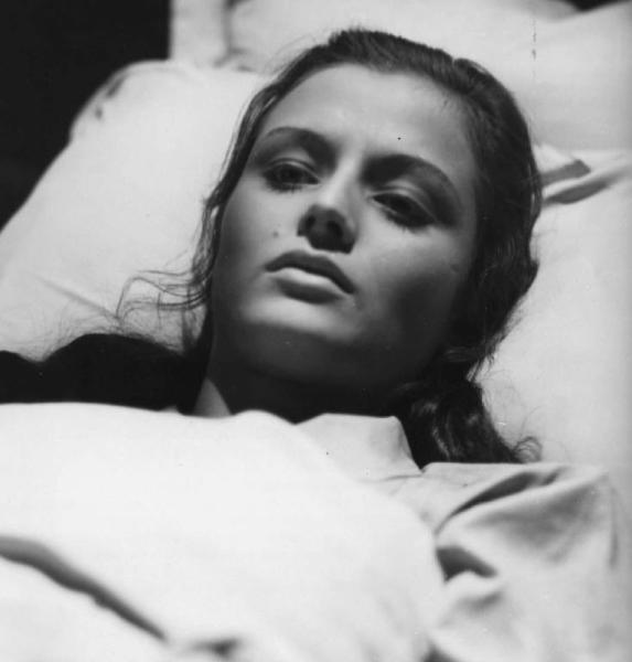 Scena del film "Giacomo l'idealista" - Regia Alberto Lattuada - 1943 - L'attrice Marina Berti a letto