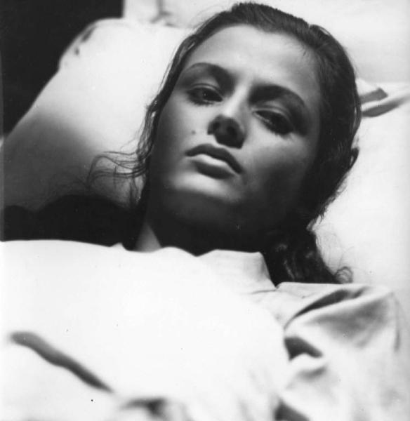 Scena del film "Giacomo l'idealista" - Regia Alberto Lattuada - 1943 - L'attrice Marina Berti a letto