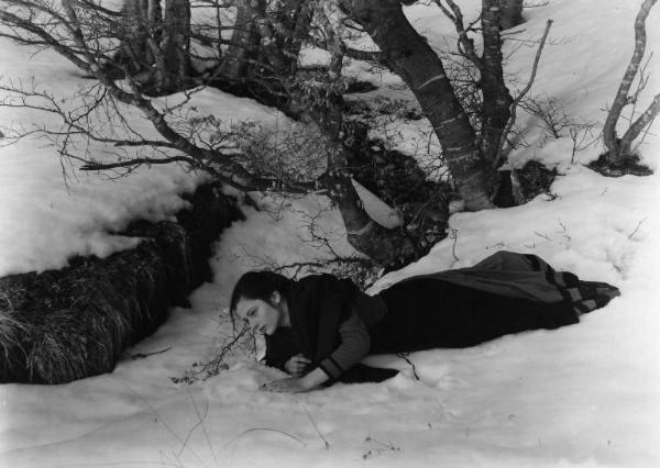 Scena del film "Giacomo l'idealista" - Regia Alberto Lattuada - 1943 - L'attrice Marina Berti stesa sulla neve